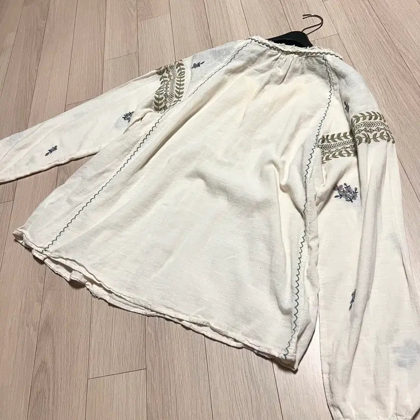 [BUNJANG] Thursday Island Floral Embroidered Blouse / 써스데이아일랜드 아사면 플라워자수 에스닉 블라우스 아이보리태슬빈티지히피