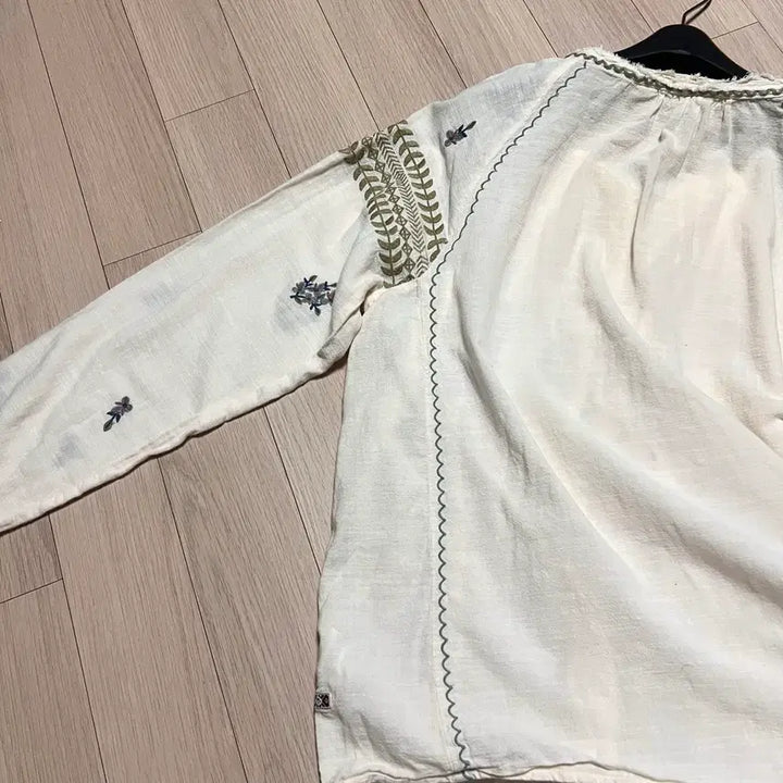 [BUNJANG] Thursday Island Floral Embroidered Blouse / 써스데이아일랜드 아사면 플라워자수 에스닉 블라우스 아이보리태슬빈티지히피