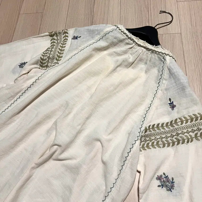 [BUNJANG] Thursday Island Floral Embroidered Blouse / 써스데이아일랜드 아사면 플라워자수 에스닉 블라우스 아이보리태슬빈티지히피