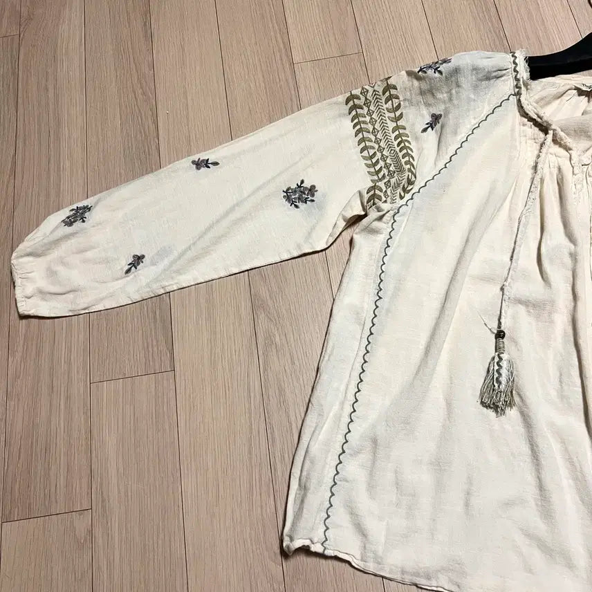 [BUNJANG] Thursday Island Floral Embroidered Blouse / 써스데이아일랜드 아사면 플라워자수 에스닉 블라우스 아이보리태슬빈티지히피