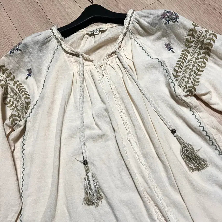 [BUNJANG] Thursday Island Floral Embroidered Blouse / 써스데이아일랜드 아사면 플라워자수 에스닉 블라우스 아이보리태슬빈티지히피