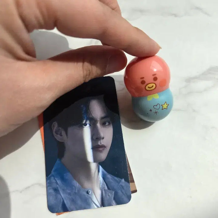 [BUNJANG] BTS V Photocard + Tata Tumbler Doll / 방탄소년단 뷔 V 포토카드+ 타타오뚜기인형