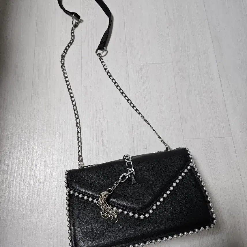 [BUNJANG] Black Crossbody Bag with Silver Studs / (새상품) 실버장식 블랙 크로스백