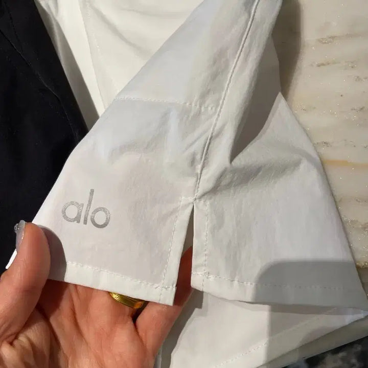 [BUNJANG] Alo Yoga Bounding Logo Crinkle Shorts / 알로 aloyoga 밴딩 로고 바스락 반바지 [새상품]
