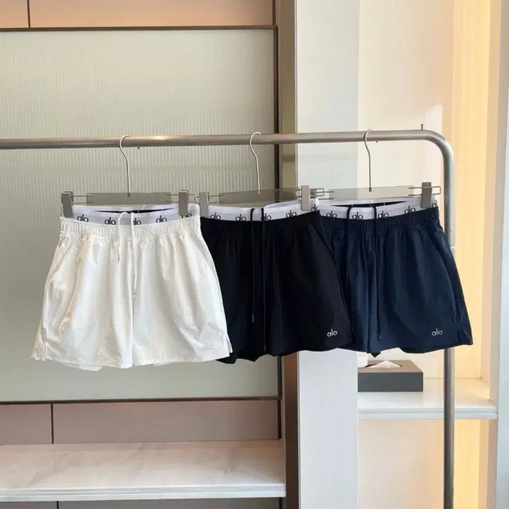 [BUNJANG] Alo Yoga Bounding Logo Crinkle Shorts / 알로 aloyoga 밴딩 로고 바스락 반바지 [새상품]