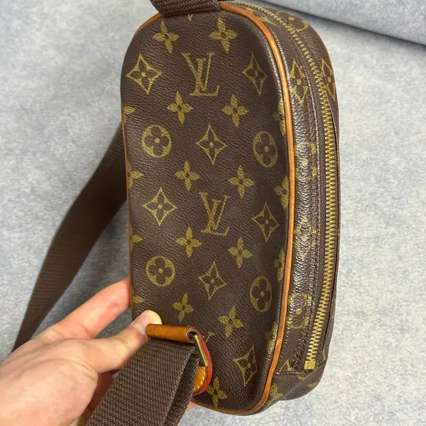 [BUNJANG] Louis Vuitton Monogram Sling Bag / 루이비통 겐지 모노그램 슬링백