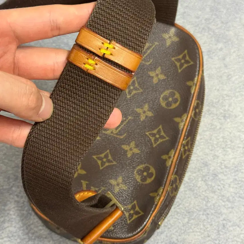 [BUNJANG] Louis Vuitton Monogram Sling Bag / 루이비통 겐지 모노그램 슬링백