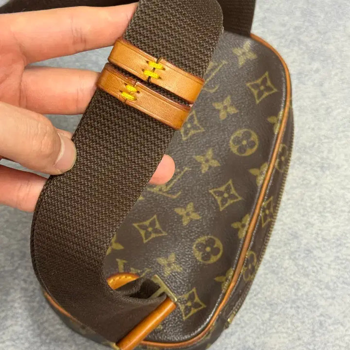 [BUNJANG] Louis Vuitton Monogram Sling Bag / 루이비통 겐지 모노그램 슬링백