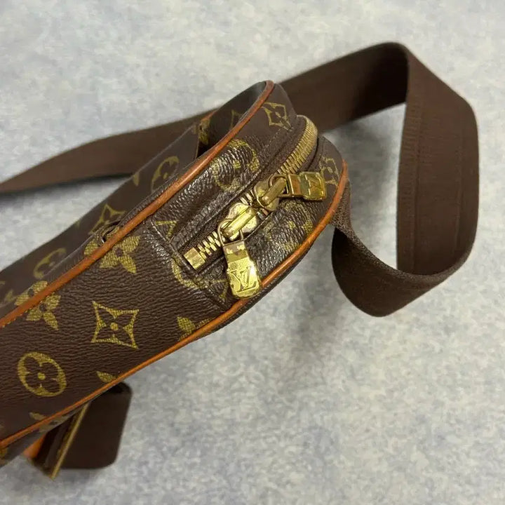 [BUNJANG] Louis Vuitton Monogram Sling Bag / 루이비통 겐지 모노그램 슬링백