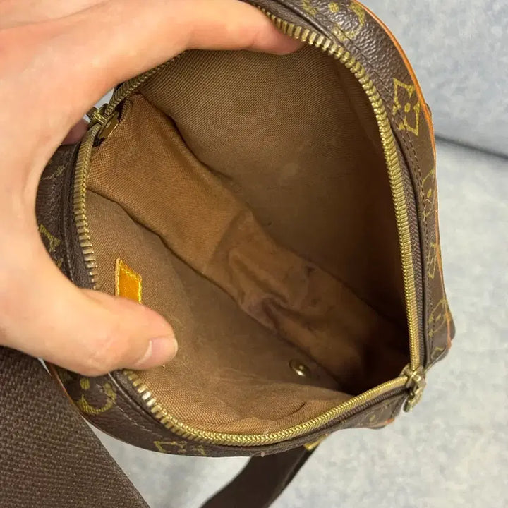 [BUNJANG] Louis Vuitton Monogram Sling Bag / 루이비통 겐지 모노그램 슬링백