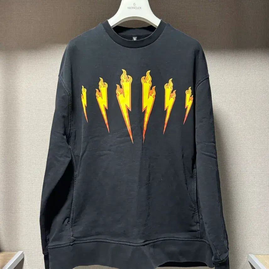 [BUNJANG] Neil Barrett Yellow Thunder Print Black Sweatshirt / 닐바렛 옐로우 썬더플린팅 블랙 스웻셔츠 맨투맨 블랙 S