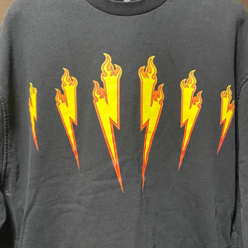 [BUNJANG] Neil Barrett Yellow Thunder Print Black Sweatshirt / 닐바렛 옐로우 썬더플린팅 블랙 스웻셔츠 맨투맨 블랙 S