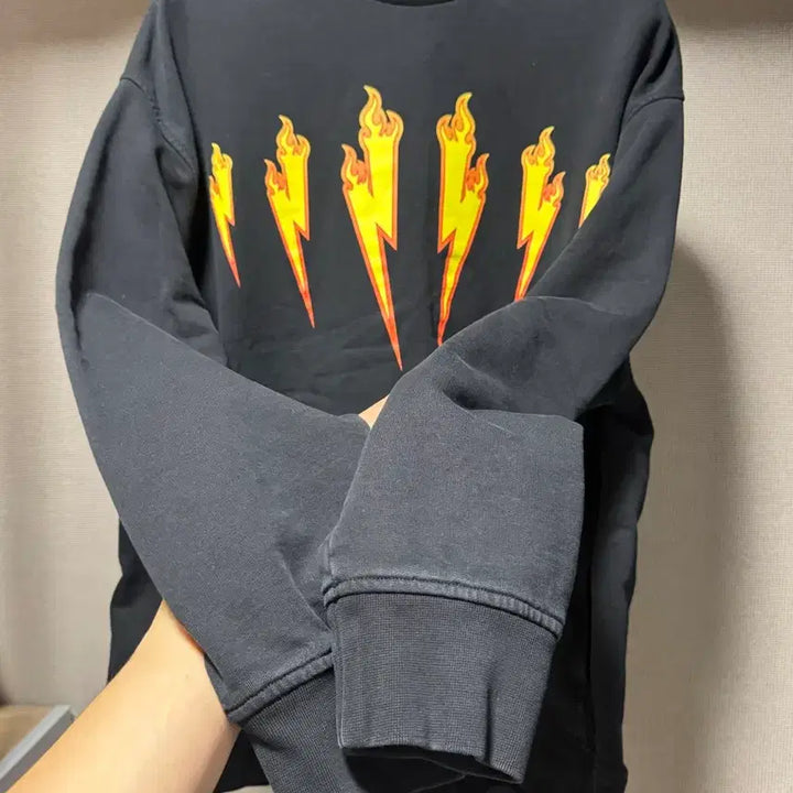 [BUNJANG] Neil Barrett Yellow Thunder Print Black Sweatshirt / 닐바렛 옐로우 썬더플린팅 블랙 스웻셔츠 맨투맨 블랙 S