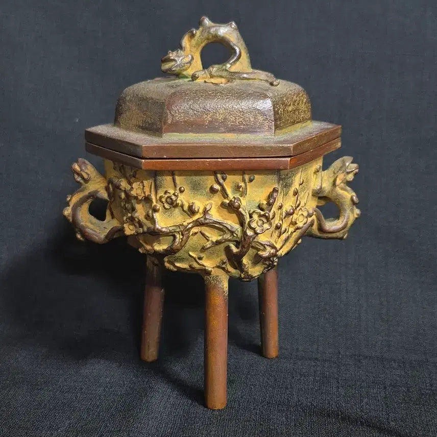 [BUNJANG] Bronze Antique Yanggak Plum Blossom Incense Burner / 동 브론즈 엔틱 양각 매화문 양이 향로