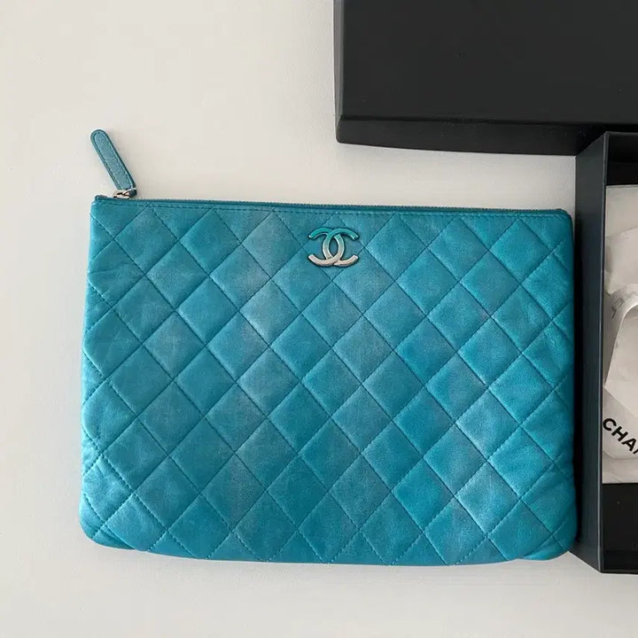 [BUNJANG] Chanel Classic Clutch Medium Gradient Limited Edition / 샤넬 클래식 클러치 미듐 그라데이션 한정판