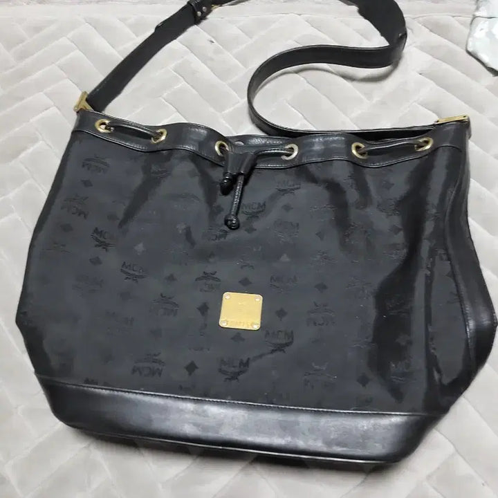 [BUNJANG] MCM Black Logo Drawstring Shoulder Bag / MCM 블랙 로고 드로스트링 숄더백