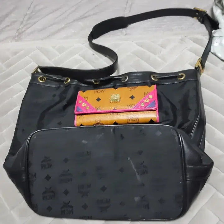 [BUNJANG] MCM Black Logo Drawstring Shoulder Bag / MCM 블랙 로고 드로스트링 숄더백