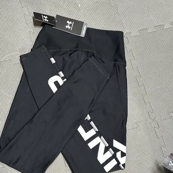 [SOLD OUT] 언더아머 블랙 레깅스 새상품 택