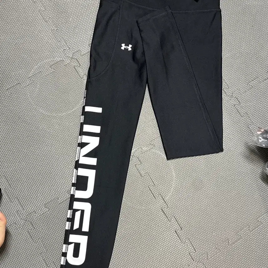 [SOLD OUT] 언더아머 블랙 레깅스 새상품 택
