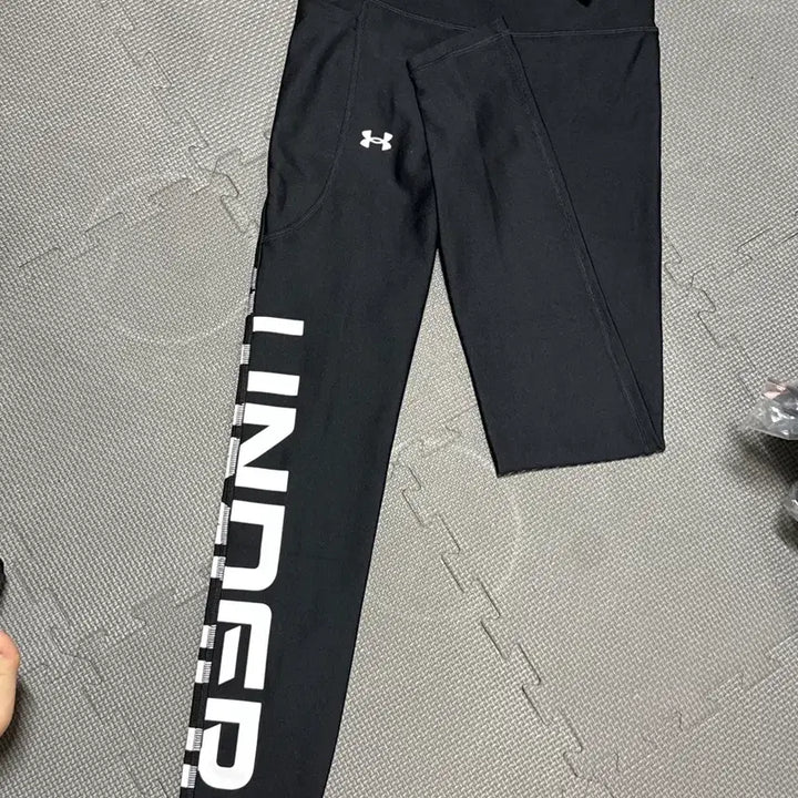 [SOLD OUT] 언더아머 블랙 레깅스 새상품 택