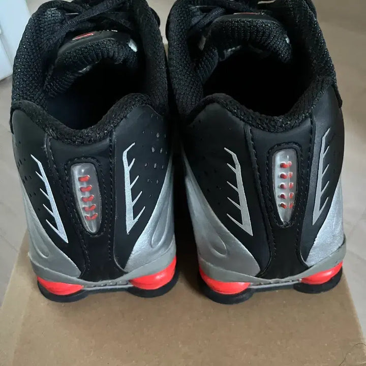 [SOLD OUT] 나이키 샥스R4 270사이즈