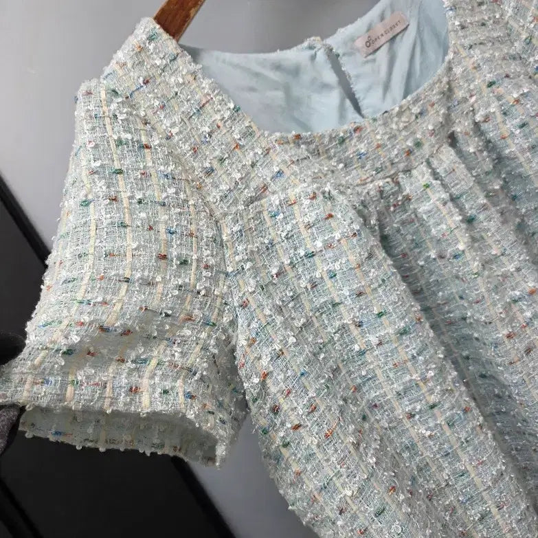 [SOLD OUT] 오픈클로젯 트위드 퍼프 블라우스