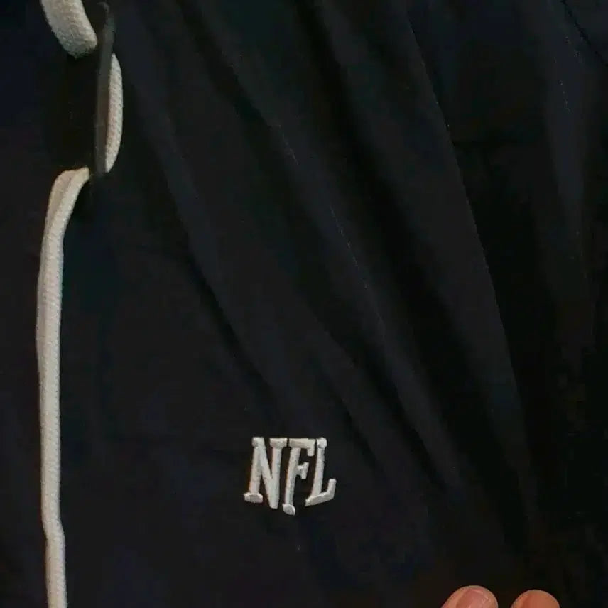 [BUNJANG] 후드 달려있는 검정색 NFL 바람막이 점퍼입니다. 110 / 후드 달려있는 검정색 NFL 바람막이 점퍼입니다. 110