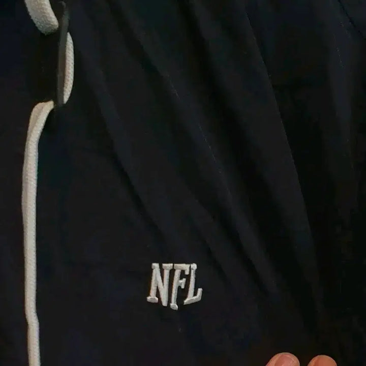 [BUNJANG] 후드 달려있는 검정색 NFL 바람막이 점퍼입니다. 110 / 후드 달려있는 검정색 NFL 바람막이 점퍼입니다. 110