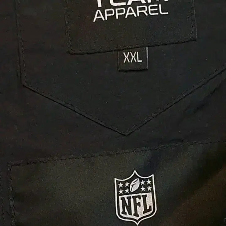 [BUNJANG] 후드 달려있는 검정색 NFL 바람막이 점퍼입니다. 110 / 후드 달려있는 검정색 NFL 바람막이 점퍼입니다. 110