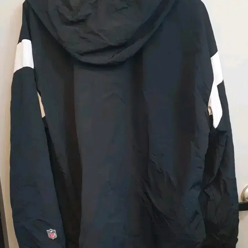 [BUNJANG] 후드 달려있는 검정색 NFL 바람막이 점퍼입니다. 110 / 후드 달려있는 검정색 NFL 바람막이 점퍼입니다. 110