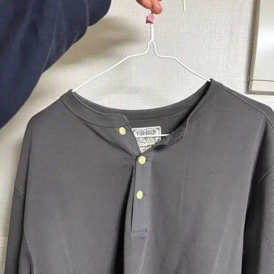 [BUNJANG] Bronson Henry Neck Long Sleeve T-Shirt Dark Grey / 브론슨 헨리넥 긴팔 티셔츠 다크그레이