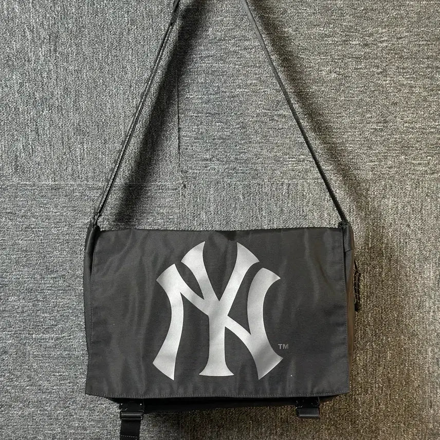 [BUNJANG] MLB New York Yankees Messenger Bag Black / MLB 뉴욕 양키스 메신저백 블랙