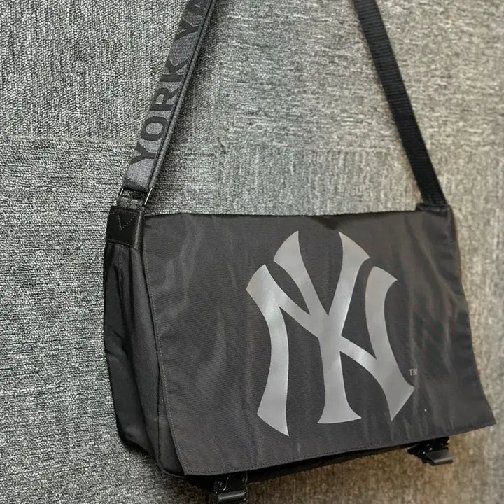 [BUNJANG] MLB New York Yankees Messenger Bag Black / MLB 뉴욕 양키스 메신저백 블랙