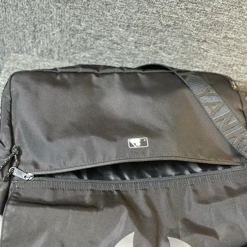 [BUNJANG] MLB New York Yankees Messenger Bag Black / MLB 뉴욕 양키스 메신저백 블랙