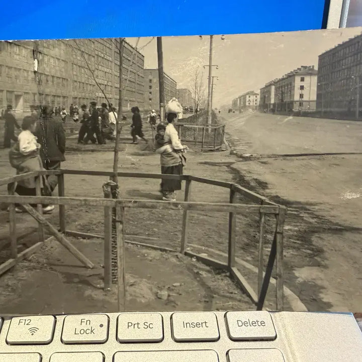 [BUNJANG] 1959 Pyongyang to Czechoslovakia Real Photo Postcard with Postal History / 1959년 - 평양 발송 - 아파트 대로 사진 -체코 행 사진엽서 실체