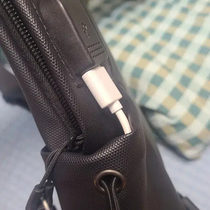 [BUNJANG] usb 포트가 있는 블랙 슬링백 크로스백 가방 / usb 포트가 있는 블랙 슬링백 크로스백 가방