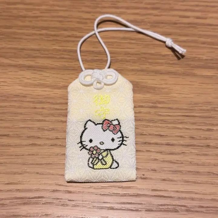 [BUNJANG] Sanrio Hello Kitty Omamori Amulet / 일본 오사카 산리오 헬로키티 오마모리 부적