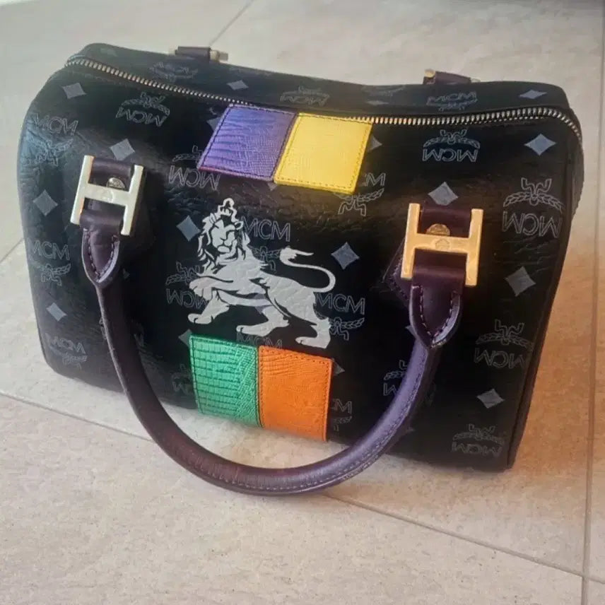 [SOLD OUT] MCM 블랙 로고 라이언 보스턴백