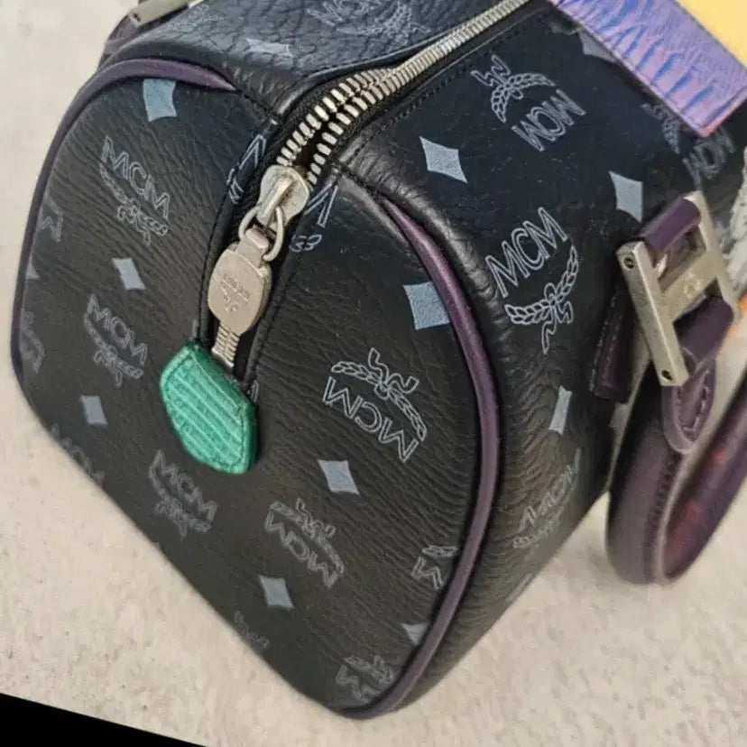 [SOLD OUT] MCM 블랙 로고 라이언 보스턴백