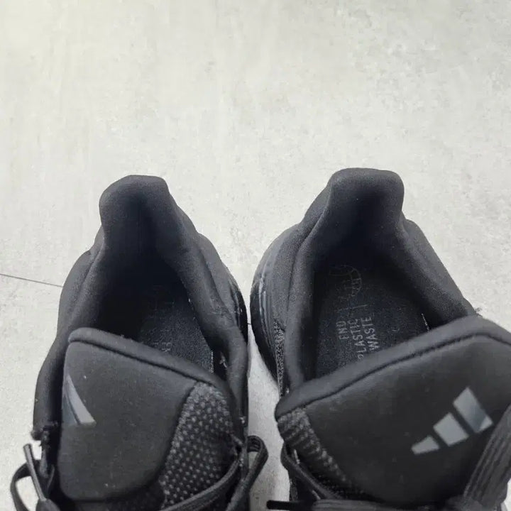 [SOLD OUT] 아디다스 솔라글라이드6 올블랙 260mm 러닝화 워킹화 상태좋음