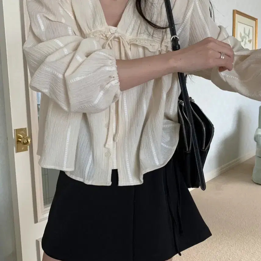 [BUNJANG] Melounge Yoru Ribbon Blouse / 멜라운지 요루 리본 블라우스:)