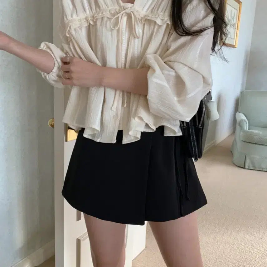 [BUNJANG] Melounge Yoru Ribbon Blouse / 멜라운지 요루 리본 블라우스:)