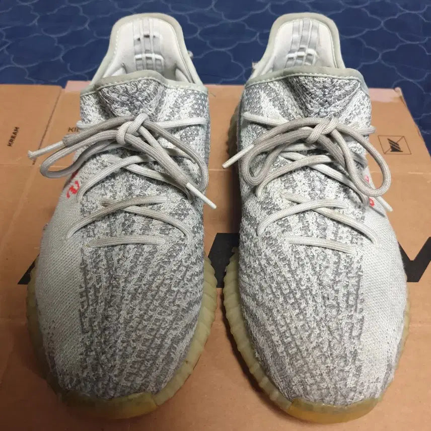 [BUNJANG] Adidas Yeezy Boost 350 V2 Blue Tint Sneakers / 아디다스 이지부스트 350 V2 블루틴트 스니커즈 (290)