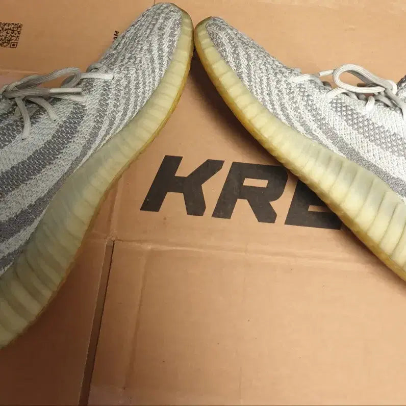 [BUNJANG] Adidas Yeezy Boost 350 V2 Blue Tint Sneakers / 아디다스 이지부스트 350 V2 블루틴트 스니커즈 (290)