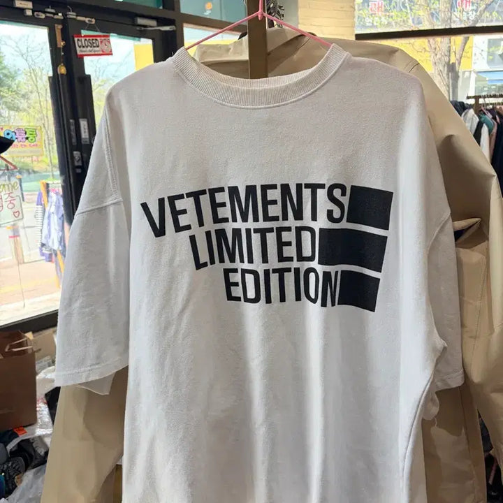 [BUNJANG] VETEMENTS Limited Edition White T-shirt / 베트멍 리미티드 에디션 흰색 티셔츠