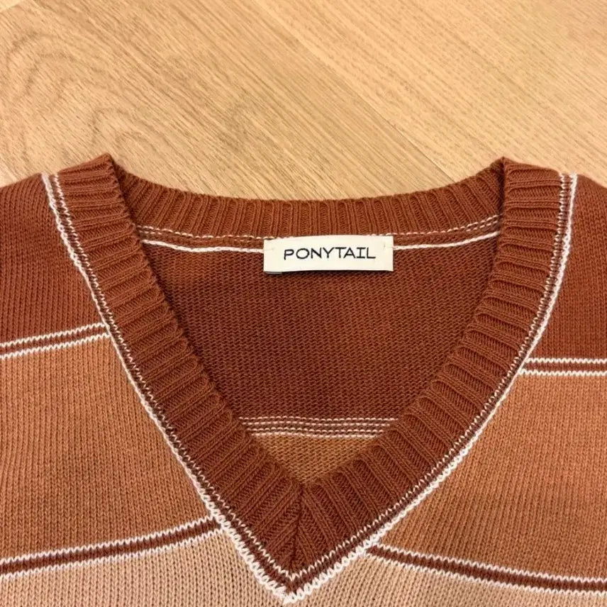 [BUNJANG] Pony Tail Agnes V-neck Knit Top / 포니테일 니트 팝니다 Agnes V-neck Knit (Brown Sug
