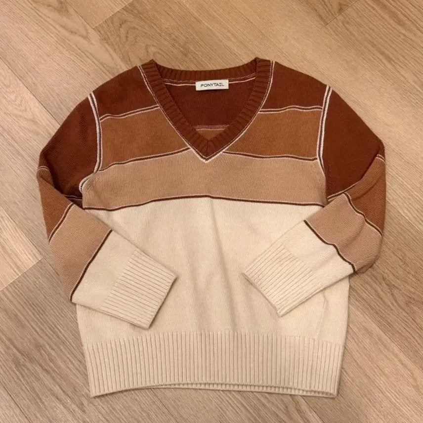 [BUNJANG] Pony Tail Agnes V-neck Knit Top / 포니테일 니트 팝니다 Agnes V-neck Knit (Brown Sug