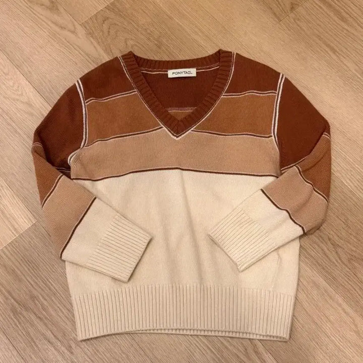 [BUNJANG] Pony Tail Agnes V-neck Knit Top / 포니테일 니트 팝니다 Agnes V-neck Knit (Brown Sug