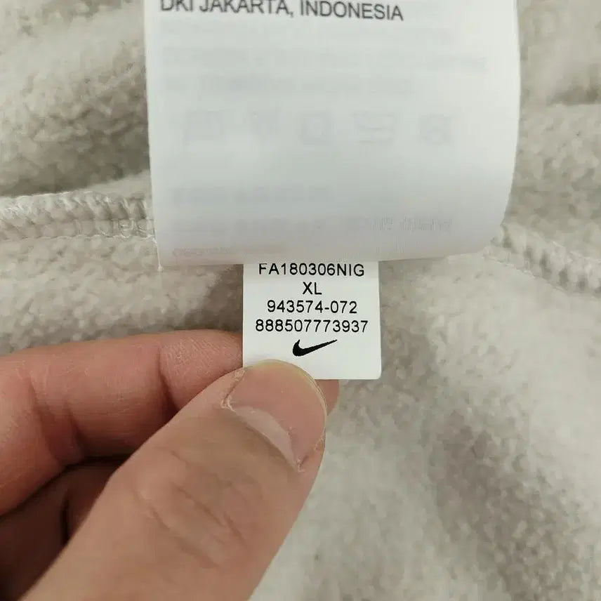 [BUNJANG] Nike Ivory Multi-color NSW Spellout Big Boucle Logo Sweatshirt / 나이키 아이보리톤 멀티컬러 NSW 스펠아웃 빅 부클로고 기모 코튼블렌드