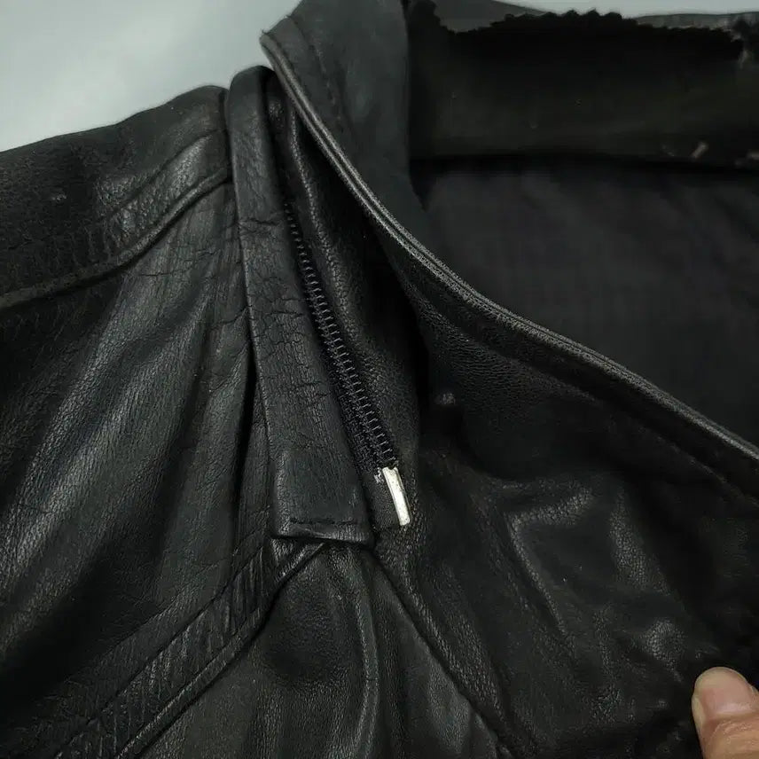 [BUNJANG] Vintage Black Raglan Hidden Zipper Four-Pocket Lambskin Leather Jacket / 빈티지 에이징 블랙 레글런 히든지퍼 포포켓 카라넥 램스킨 양가죽 레더자켓